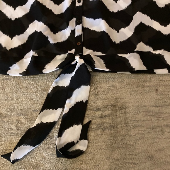 UGC SUGAR KISSES SHORT SLEEVE CHEVRON PATTERN BUTTON DOWN BLOUSE - Picture 6 of 7